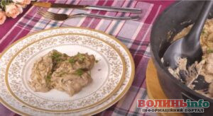 Яловича печінка по-строганівськи: простий рецепт ніжної страви зі сметаною