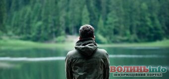 Самотність і життя наодинці — не одне й те саме: як це впливає на здоров’я