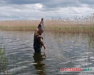 На озерах Шацького парку вилучили понад кілометр браконьєрських сіто