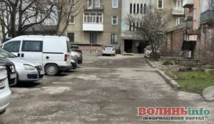 У Луцьку просять відремонтувати двір на вулиці В’ячеслава Хурсенка