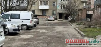 У Луцьку просять відремонтувати двір на вулиці В’ячеслава Хурсенка