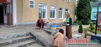 У Колках перебудують пандус біля селищної ради через невідповідність нормам доступності
