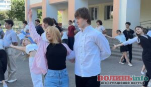 У Луцьку випускники готуються до останнього дзвоника: школярі репетирують традиційний вальс