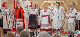 У Володимирі до Дня вишиванки показали родинні сорочки та старовинні рушники