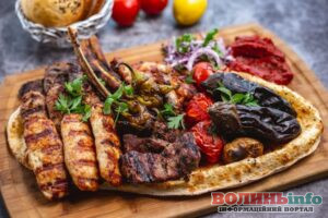 Кухарі назвали простий продукт, який робить шашлик м’якшим без складних маринадів