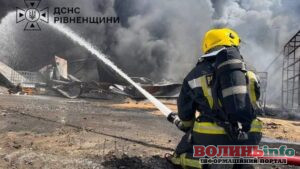 На Рівненщині горить завод із виготовлення пінопласту: перевіряють якість повітря