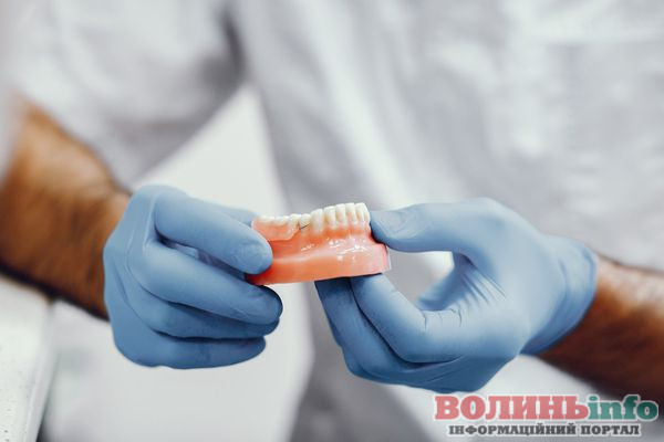 протезування зубів