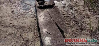 На Волині рибалки знайшли в обмілілому озері старовинний дубовий човен