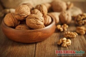 Як розколоти волоські горіхи, щоб зберегти цілі половинки ядра