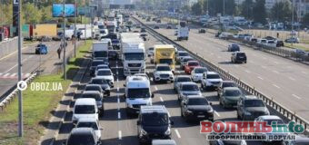 Київ скували масштабні затори після ударів РФ та перекриття мостів